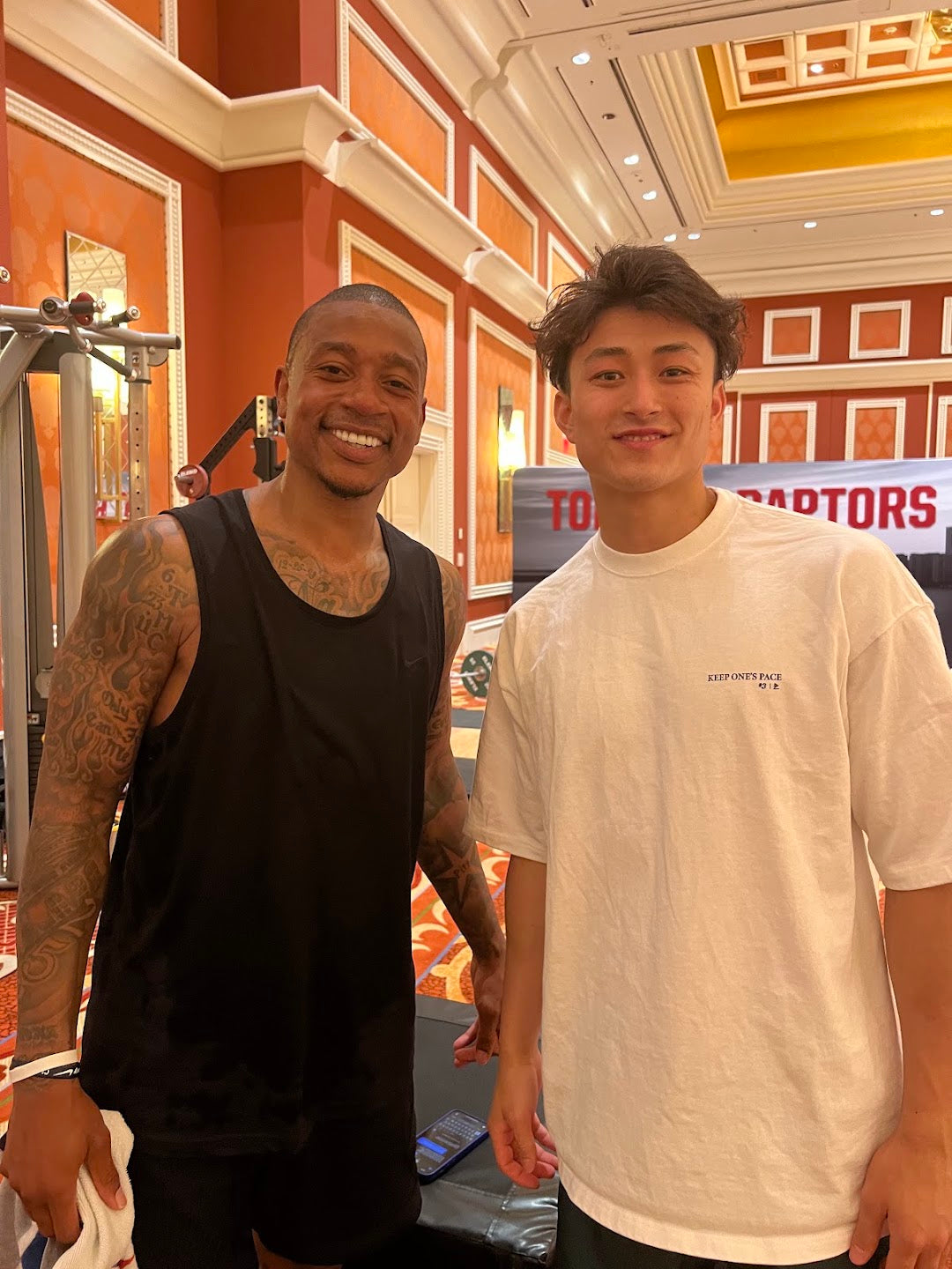 アイザイア・トーマス（左）と加藤嵩都選手（右）